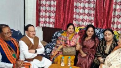 Photo of केंद्रीय स्वास्थ्य मंत्री नड्डा ने पूर्व राज्यसभा सदस्य स्व. श्री गोपाल व्यास के परिजनों से की मुलाकात