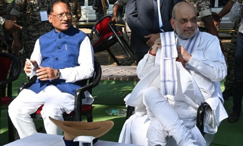बीजापुर जिले के गांव गुण्डम में महुआ पेड़ के नीचे केन्द्रीय गृह मंत्री ने लगाई चौपाल 1 Union Home Minister installed Chaupal under the Mahua tree in village Gundam of Bijapur district.
