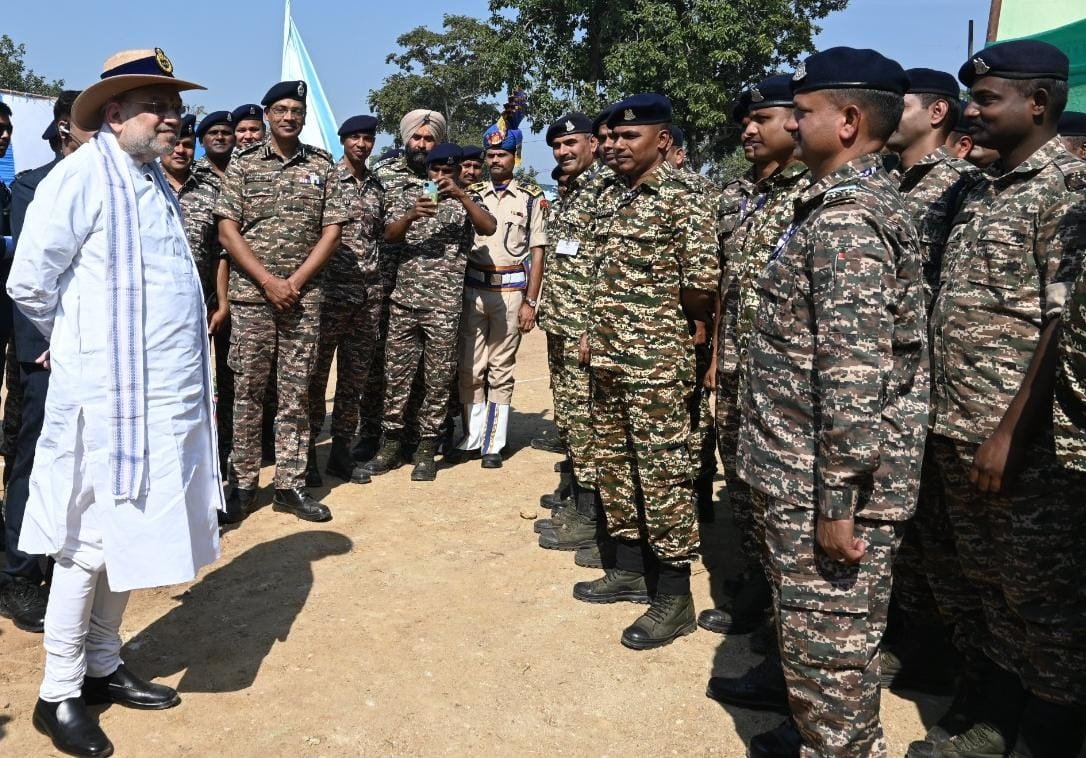 Union Home Minister Amit Shah arrived among the soldiers deployed on the Naxal front.