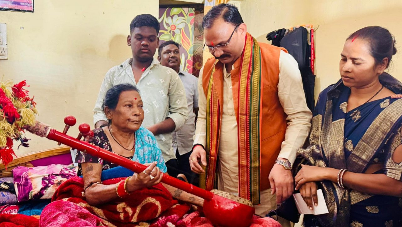 Minister Shyam Bihari Jaiswal arrives to meet Padmavibhushan Tijan Bai