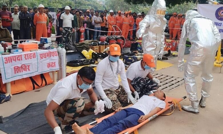 तीनों टीम ने किया आग लगने जैसी आपात परिस्थिति में राहत और बचाव कार्य का अभ्यास प्रदर्शन 1 All three teams practiced relief and rescue operations in emergency situations like fire.
