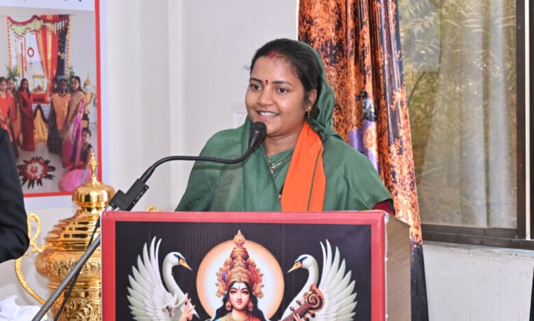 शिक्षा व्यक्तित्व विकास में सहायक: श्रीमती लक्ष्मी राजवाड़े 1 Education helpful in personality development: Mrs. Lakshmi Rajwade