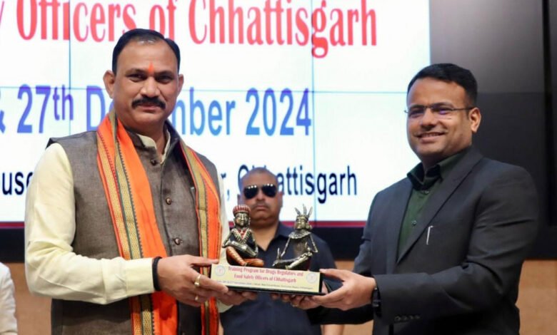 खाद्य नियंत्रकों एवं खाद्य सुरक्षा अधिकारियों की दो दिवसीय प्रशिक्षण कार्यशाला में उपस्थित हुए स्वास्थ्य मंत्री 1 Health Minister attended the two-day training workshop of food controllers and food safety officers.