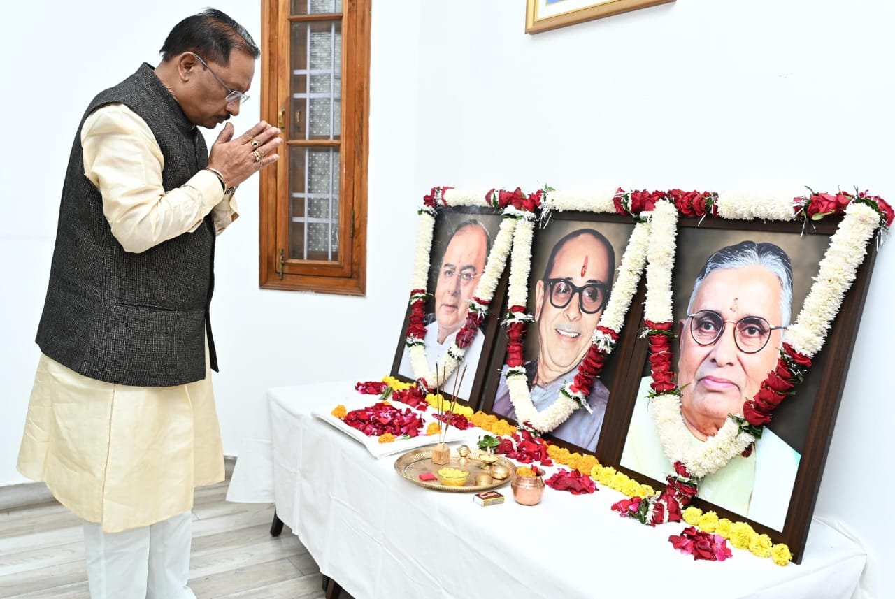 Chief Minister Sai paid tribute to Shri Kushabhau Thackeray and Shri Sundar Lal Patwa on their death anniversaries and Shri Arun Jaitley on their birth anniversary.