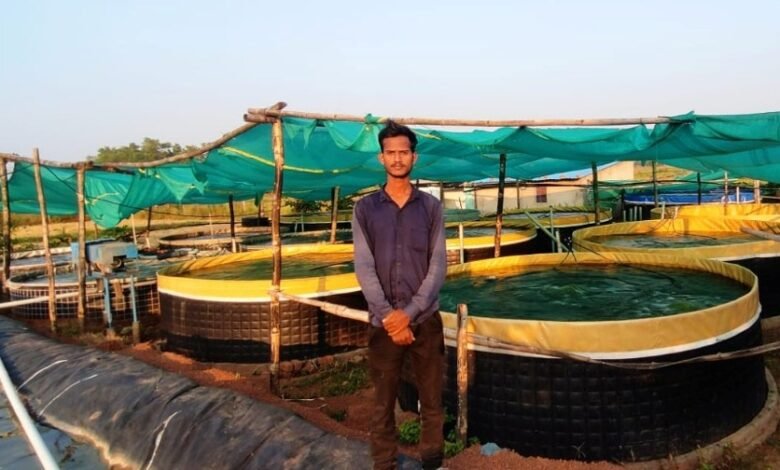 ग्रामीण युवा सुजीत कर रहे मछलीपालन से की लाखों की आमदनी 1 Rural youth are making efforts to earn lakhs of rupees from fish farming.
