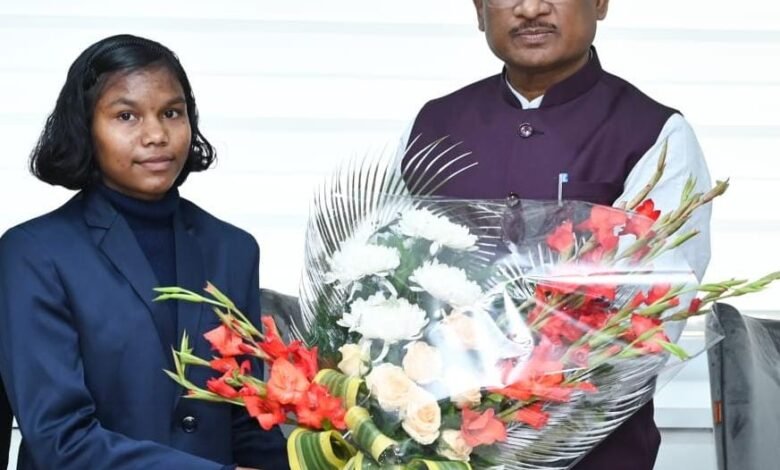 राष्ट्रीय जूडो खिलाड़ी हेमबती ने मुख्यमंत्री से कहा ओलंपिक में मेडल लेकर आना मेरा सपना 1 National judo player Hembati told the Chief Minister that it is my dream to bring a medal in the Olympics.