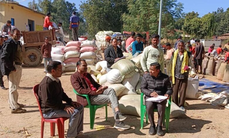 कोरिया जिले में 120 बोरी धान जब्त 1 120 sacks of paddy seized in Korea district