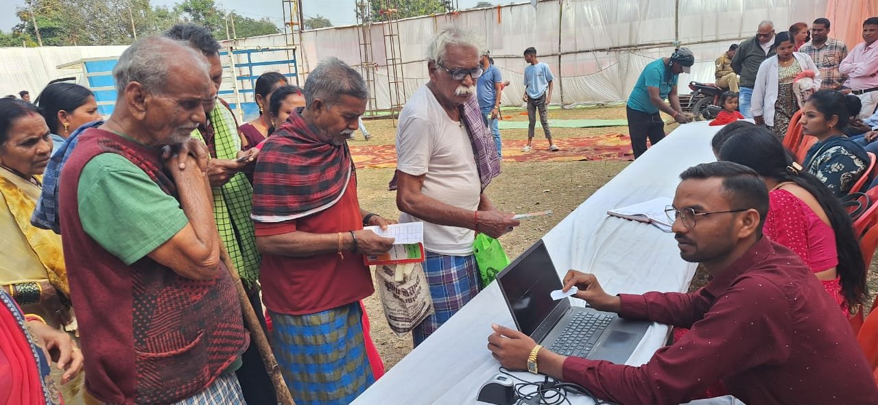 Elderly people are getting special health assistance, cards are being made by organizing special camps.
