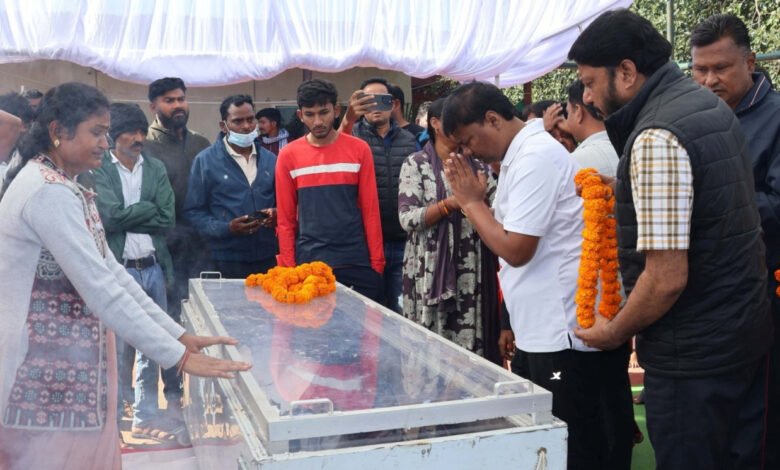 वन मंत्री केदार कश्यप पहुंचे स्वर्गीय मुकेश चंद्रकर के घर 1 Forest Minister Kedar Kashyap reached the house of late Mukesh Chandrakar