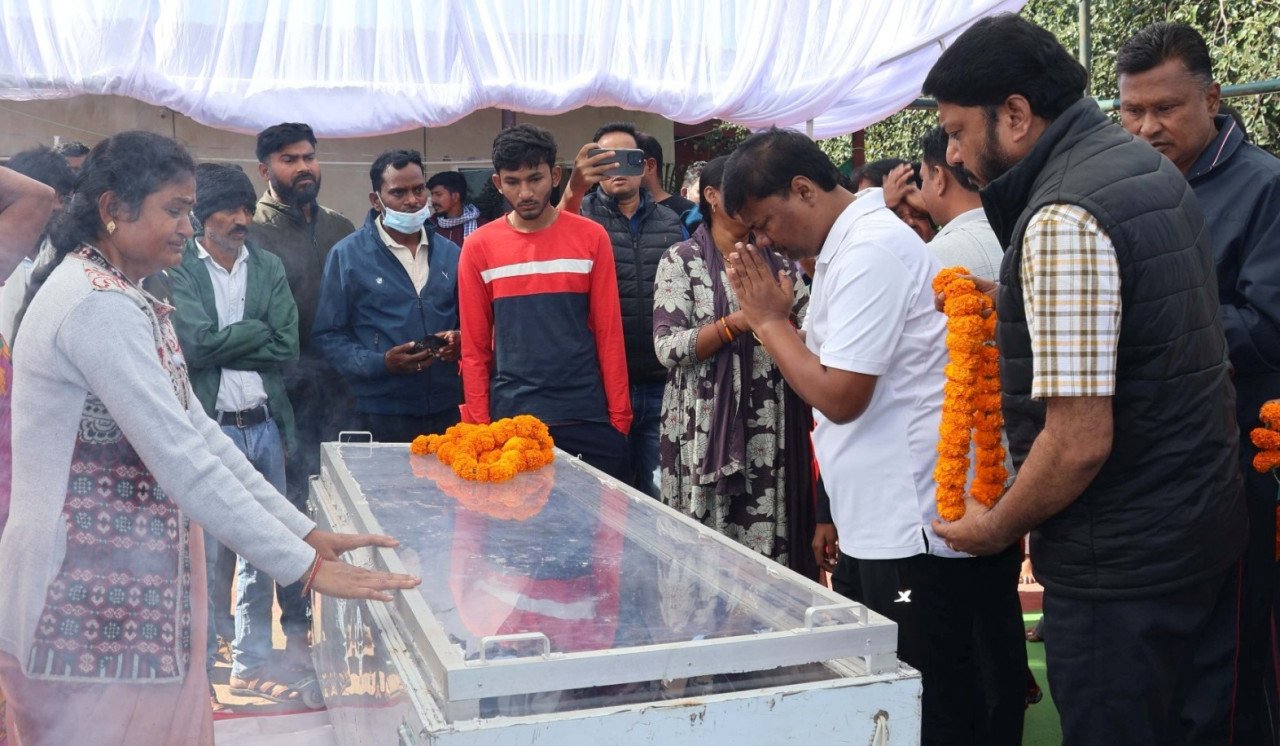 Forest Minister Kedar Kashyap reached the house of late Mukesh Chandrakar