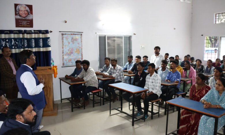 मंत्री कश्यप ने बीजापुर कैरियर एकेडमी के नए क्लासेस का किया शुभारंभ 1 Minister Kashyap inaugurated new classes of Bijapur Career Academy