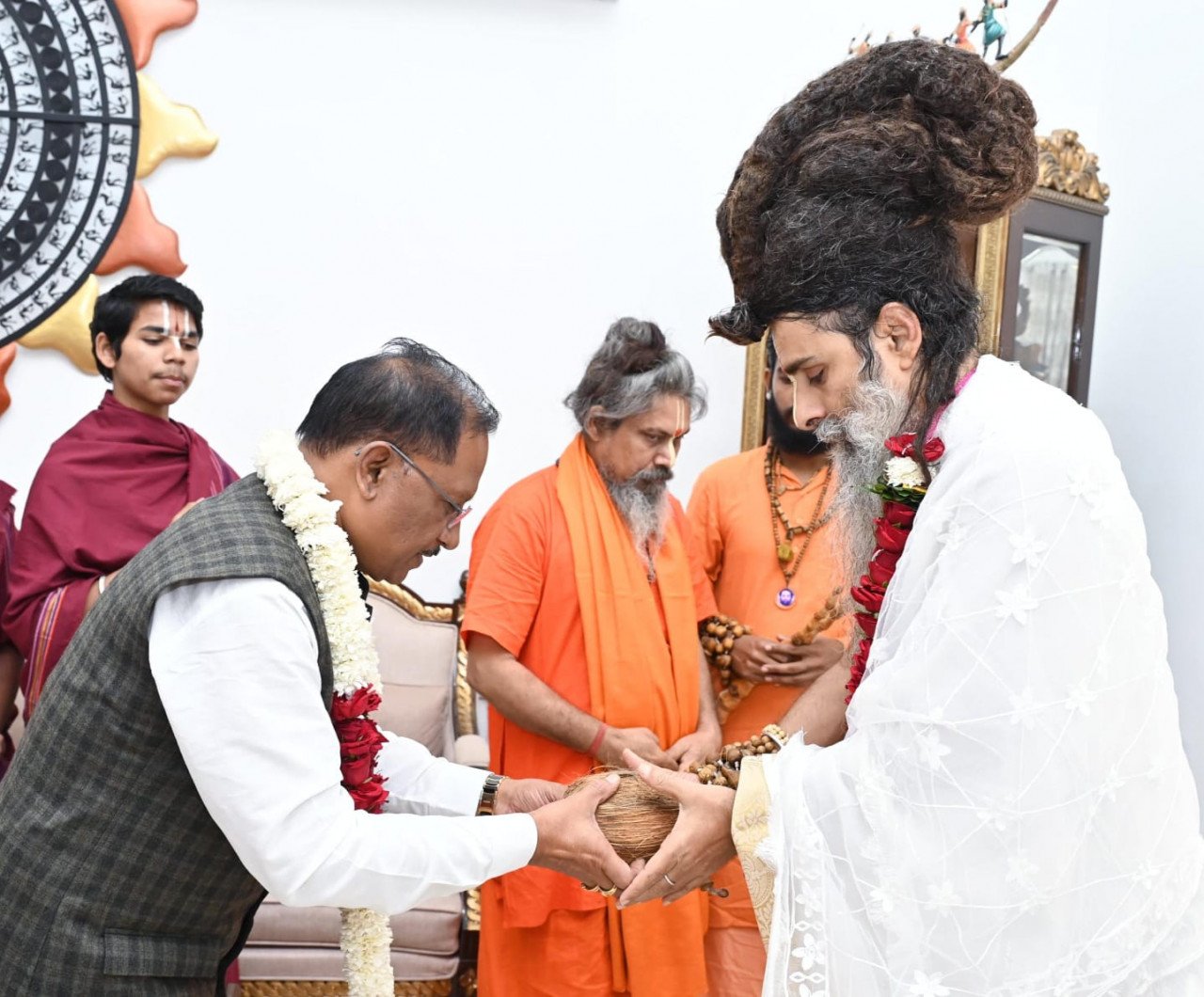 Sadhguru Shri Riteshwar Ji Maharaj had a courtesy meeting with Chief Minister Vishnu Dev Sai.
