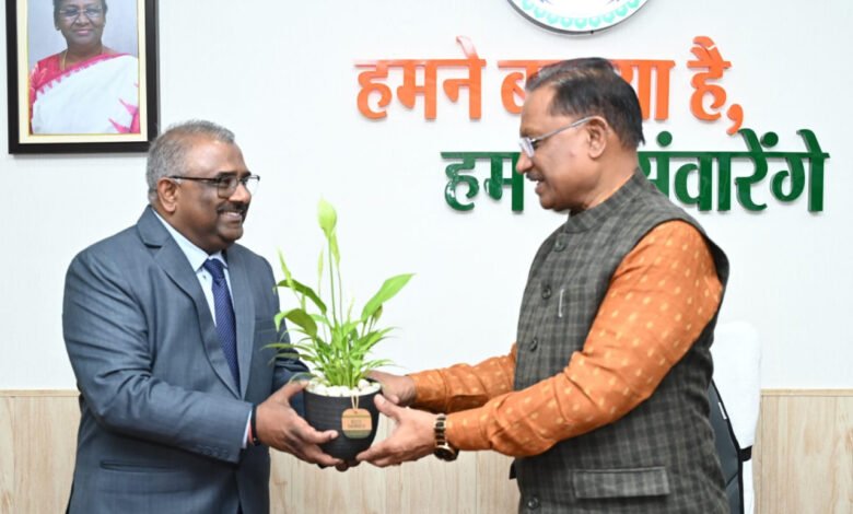मुख्यमंत्री से महाप्रबंधक रेलवे ने की सौजन्य मुलाकात 1 General Manager Railways had a courtesy call on the Chief Minister