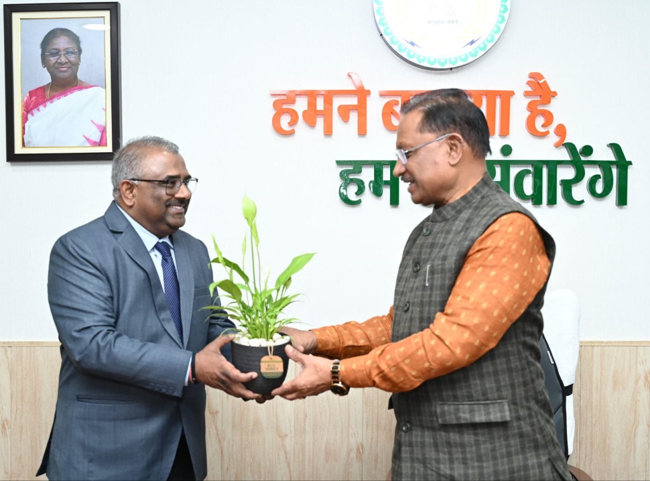 General Manager Railways had a courtesy call on the Chief Minister