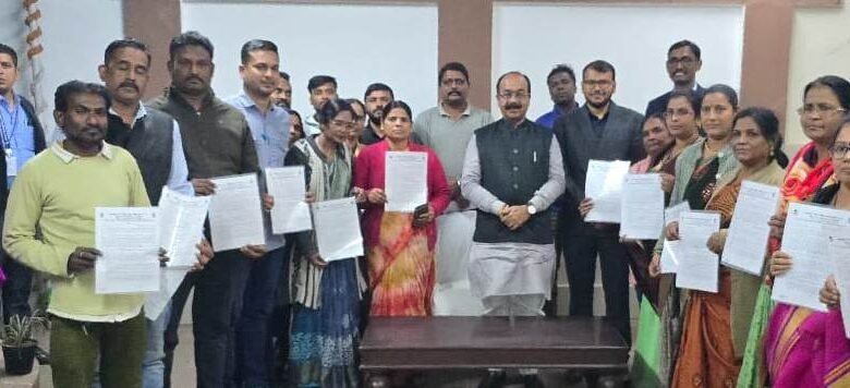 अनुकंपा नियुक्ति पाकर 22 आश्रितों के चेहरे खिले 1 The faces of 22 dependents lit up after getting compassionate appointment.