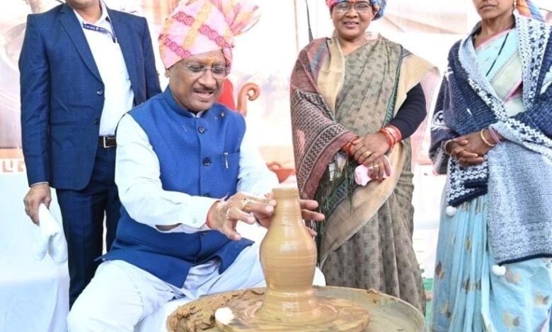 मुख्यमंत्री विष्णु देव साय ने तातापानी महोत्सव में विभागीय स्टॉलों का किया अवलोकन 1 Chief Minister Vishnu Dev Sai inspected departmental stalls in Tatapani Mahotsav