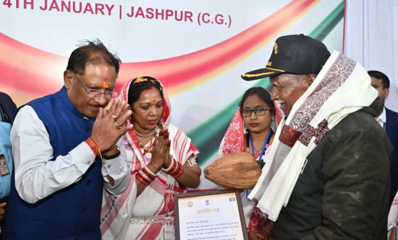 मुख्यमंत्री विष्णु देव साय ने सशस्त्र सेना वयोवृद्ध दिवस पर शहीद परिवारों का किया सम्मान 1 Chief Minister Vishnu Dev Sai honored martyr families on Armed Forces Veterans Day