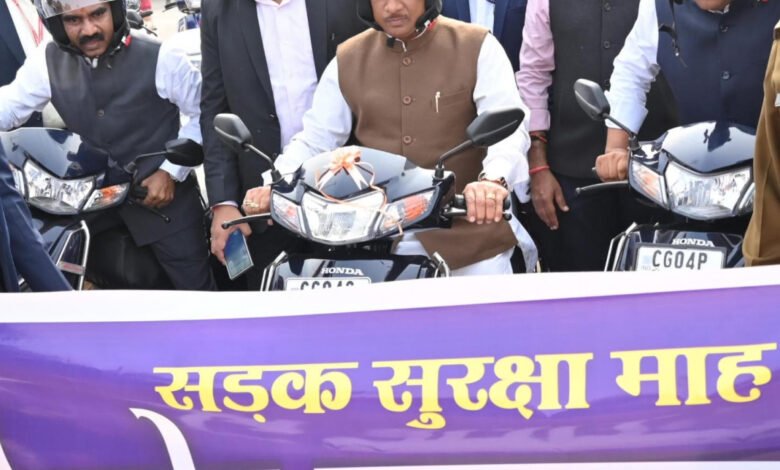 वाहन चलाते समय यातायात नियमों का करें अवश्य पालन - मुख्यमंत्री साय 1 Must follow traffic rules while driving - Chief Minister