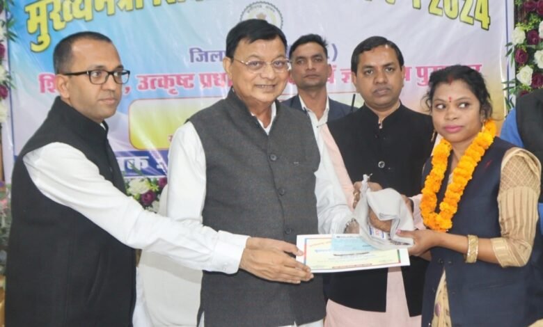 श्रम मंत्री देवांगन ने मुख्यमंत्री शिक्षा गौरव अलंकरण 2024 के शिक्षकों का किया सम्मान 1 Labor Minister Dewangan honored the teachers of Chief Minister Shiksha Gaurav Alankaran 2024