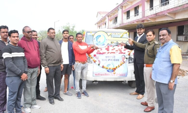मत्स्य संपदा योजना के हितग्राही को मिला चार पहिया वाहन 1 Beneficiary of Matsya Sampada Yojana gets four wheeler