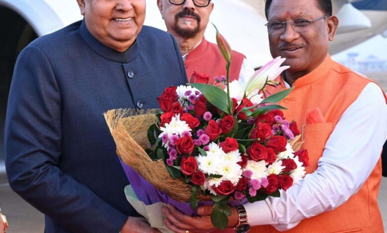 भारत के उपराष्ट्रपति जगदीप धनखड़ के रायपुर आगमन पर मुख्यमंत्री विष्णुदेव साय ने किया आत्मीय स्वागत 1 Chief Minister Vishnudev Sai extended cordial welcome to Vice President of India Jagdeep Dhankhar on his arrival in Raipur.