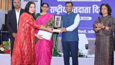 Photo of निर्वाचन कार्यों में उत्कृष्ट योगदान देने वाले अधिकारी-कर्मचारी हुए सम्मानित