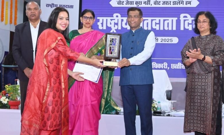 निर्वाचन कार्यों में उत्कृष्ट योगदान देने वाले अधिकारी-कर्मचारी हुए सम्मानित 1 Officers and employees who made excellent contribution in election work were honored