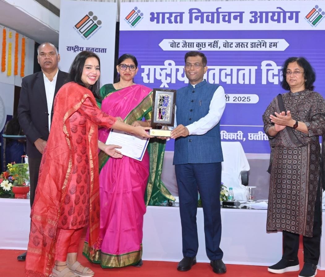 Officers and employees who made excellent contribution in election work were honored