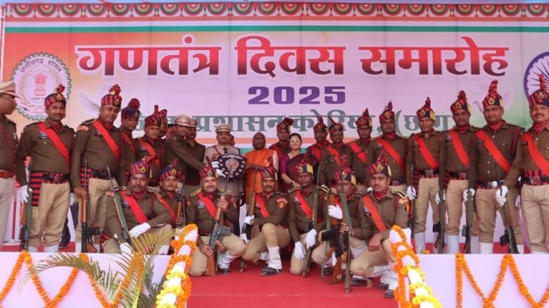 उत्कृष्ट कार्य करने वाले अधिकारी-कर्मचारी हुए सम्मानित 1 Officers and employees doing excellent work were honored