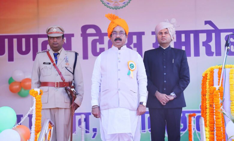 76 वें गणतंत्र दिवस पर उप मुख्यमंत्री अरुण साव ने रायगढ़ में फहराया राष्ट्रीय ध्वज 1 Deputy Chief Minister Arun Sao hoisted the national flag in Raigarh on the 76th Republic Day.