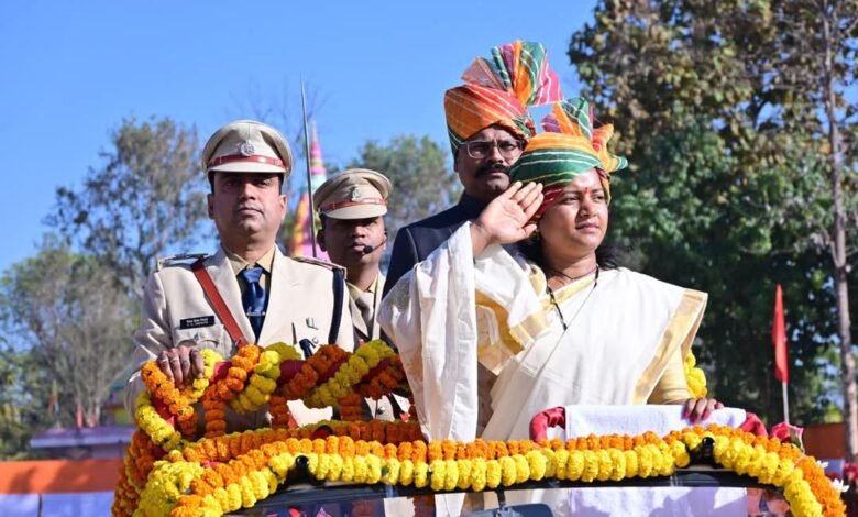 मंत्री राजवाड़े ने बलरामपुर में फहराया राष्ट्रीय ध्वज 1 Minister Rajwade hoisted the national flag in Balrampur