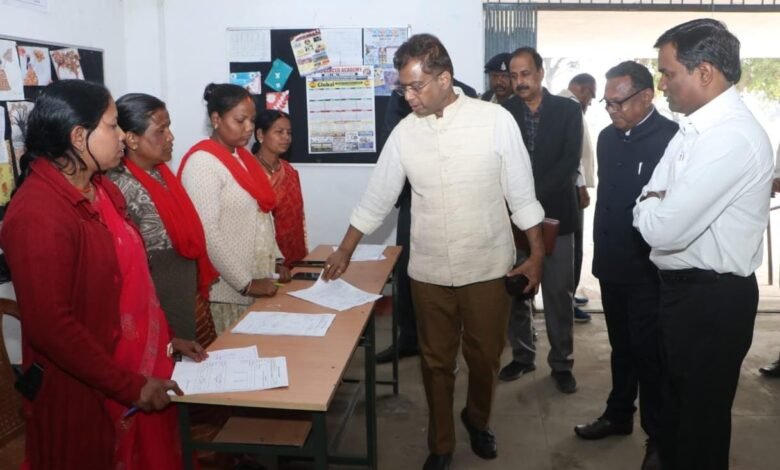 राज्य निर्वाचन आयुक्त अजय सिंह ने सूरजपुर जिले में निर्वाचन व्यवस्था का लिया जायजा 1 State Election Commissioner Ajay Singh took stock of the election system in Surajpur district.