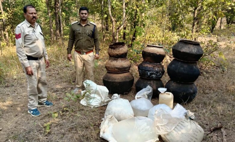 300 लीटर महुआ शराब व 3600 किलो लाहन जब्त 1 300 liters of Mahua liquor and 3600 kg Lahan seized
