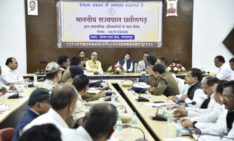 राज्यपाल डेका की अध्यक्षता में हुई दंतेवाड़ा जिला प्रशासन और पुलिस विभाग की परिचर्चा सह बैठक 1 Discussion cum meeting of Dantewada District Administration and Police Department held under the chairmanship of Governor Deka.