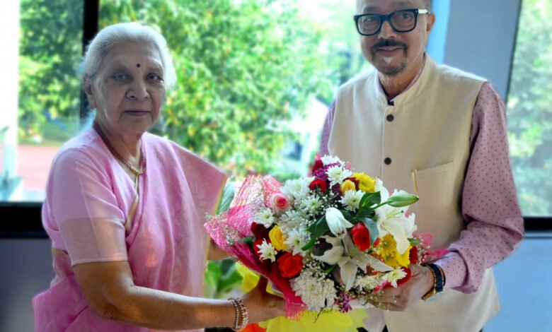 राज्यपाल डेका से उत्तर प्रदेश की राज्यपाल ने की सौजन्य भेंट 1 Governor of Uttar Pradesh pays courtesy visit to Governor Deka