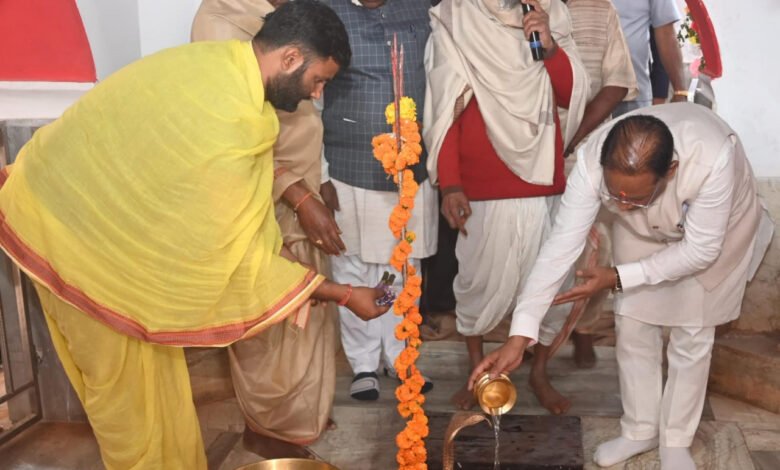 गहिरा गुरु महाराज के उपदेशों से आदिवासी समाज को मिला सत्य सनातन धर्म का बोध - मुख्यमंत्री विष्णुदेव साय 1 Tribal society got the understanding of true Sanatan Dharma from the teachings of Gahira Guru Maharaj - Chief Minister Vishnudev Sai