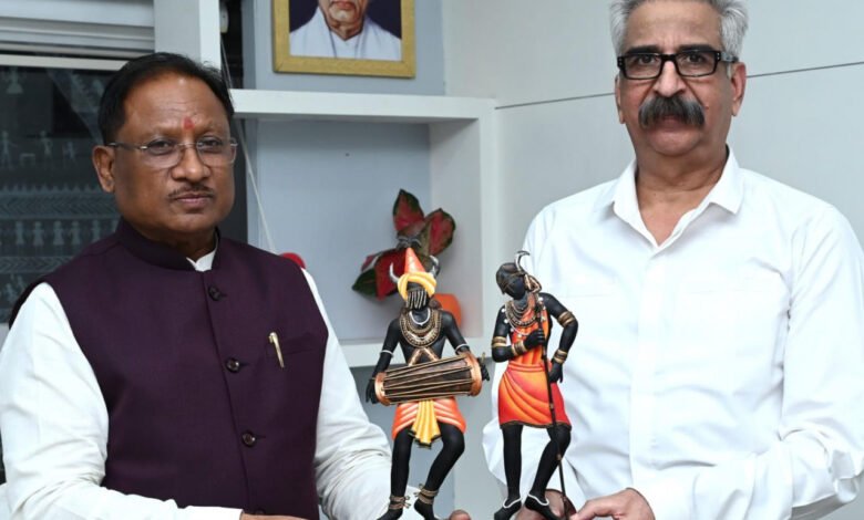 मुख्यमंत्री विष्णुदेव साय ने पुलिस महानिदेशक अशोक जुनेजा को सेवानिवृत्ति पर दी शुभकामनाएं 1 Chief Minister Vishnudev Sai congratulated Director General of Police Ashok Juneja on his retirement.