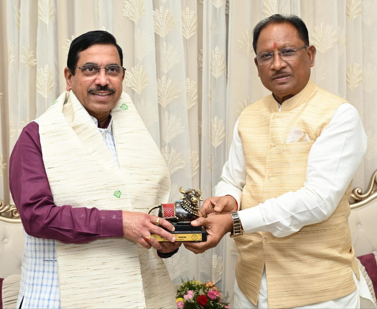 Chief Minister Vishnudev Sai warmly welcomed Union Minister Prahlad Joshi.