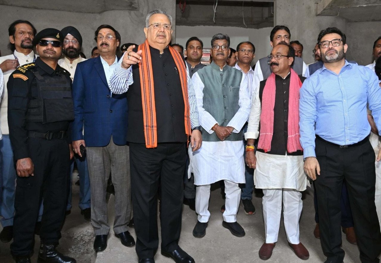 Assembly Speaker Dr. Raman Singh inspected the new assembly building under construction with the MLAs.