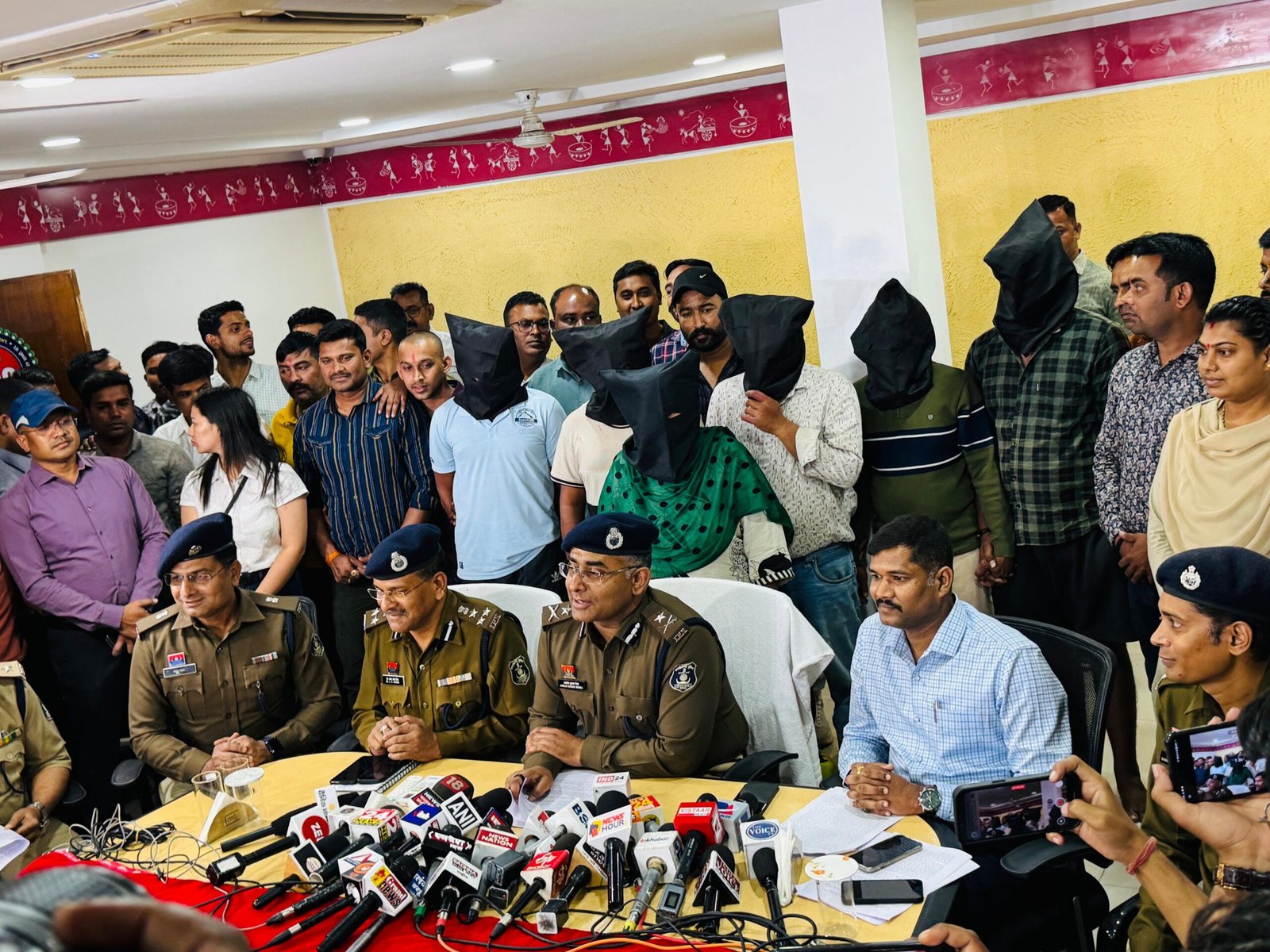 Those who committed robbery worth Rs 65 lakh in broad daylight were caught, the accused turned out to be a family friend