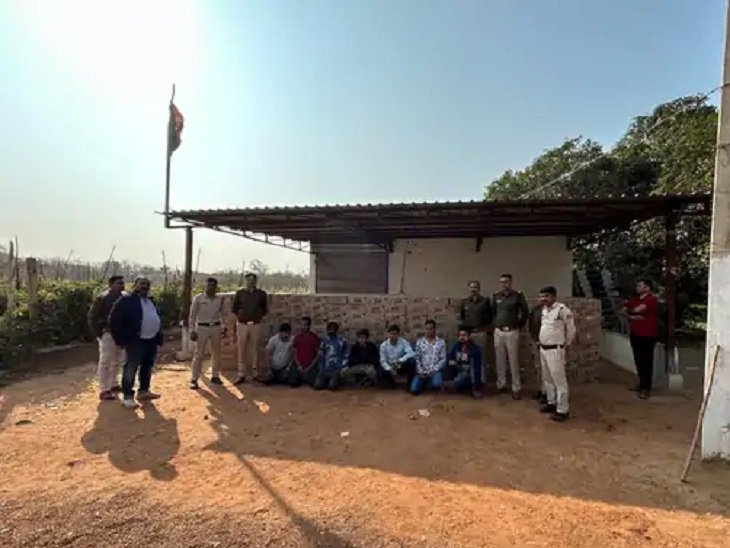 500 boxes of liquor seized from the farm house of Congress leader of Durg