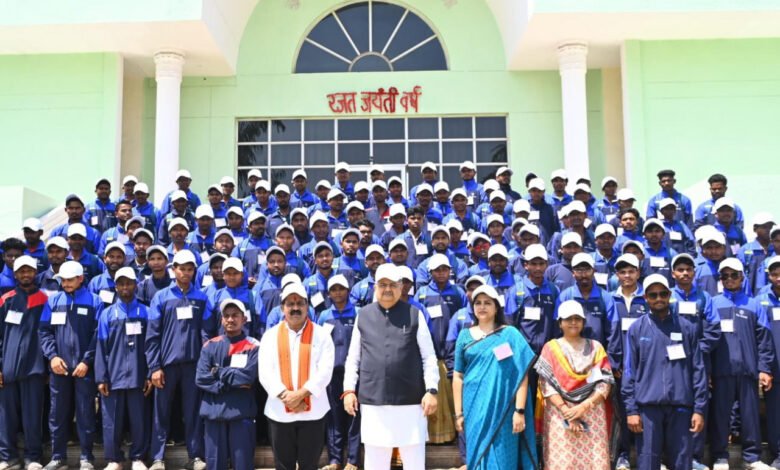 सुकमा के ग्रामीणों ने पहली बार राजधानी का किया भ्रमण, विधानसभा कार्यवाही देखकर हुए उत्साहित 1 Villagers of Sukma visited the capital for the first time, got excited after watching the assembly proceedings