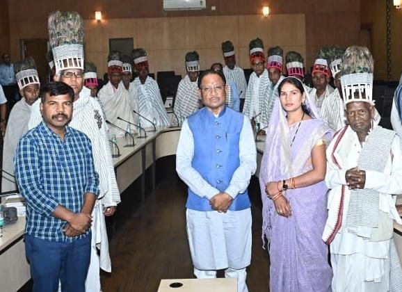 मुख्यमंत्री विष्णुदेव साय से अखिल भारतीय रामनामी महासभा के प्रतिनिधियों ने की सौजन्य भेंट 1 Representatives of All India Ramnami Mahasabha made a courtesy call on Chief Minister Vishnudev Sai