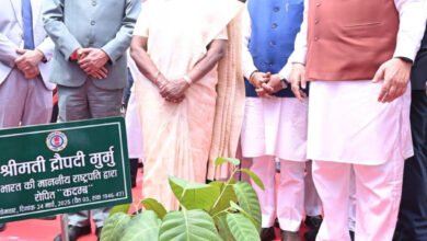 Photo of राष्ट्रपति द्रौपदी मुर्मु ने विधानसभा परिसर में किया कदम्ब का पौधरोपण