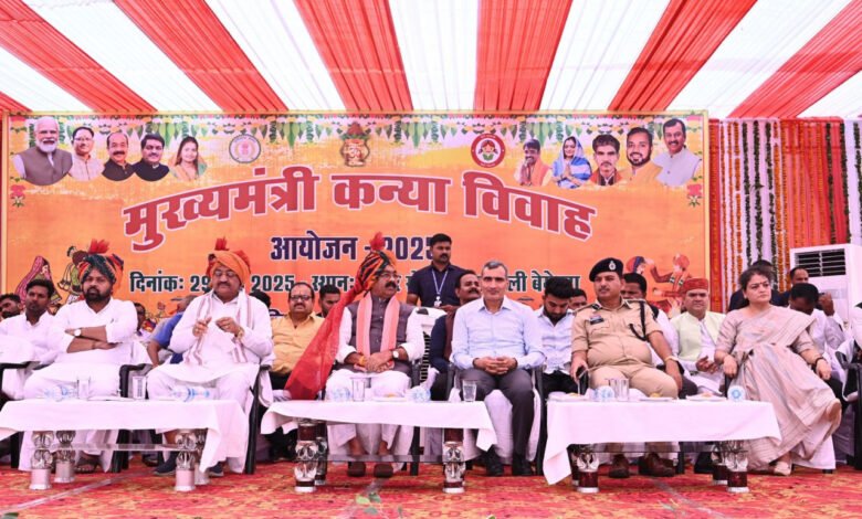 उप मुख्यमंत्री अरुण साव और खाद्य मंत्री दयालदास बघेल सामूहिक विवाह में हुए शामिल 1 Deputy Chief Minister Arun Saw and Food Minister Dayaldas Baghel participated in the mass marriage