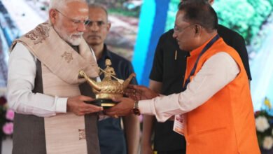 Photo of मुख्यमंत्री विष्णुदेव साय ने प्रधानमंत्री नरेंद्र मोदी को भेंट किया बिलासा देवी केवट का मोमेंटो
