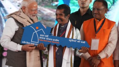 Photo of प्रधानमंत्री नरेंद्र मोदी के सवाल पर मुस्कराए दल्लु राम बैगा, कहा – “हां, बन गया है”