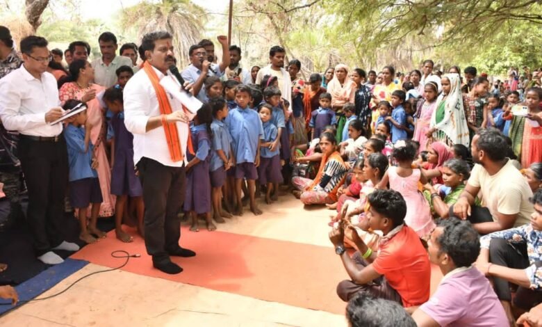 उप मुख्यमंत्री विजय शर्मा ने नक्सल प्रभावित अति संवेदनशील क्षेत्र रायगुड़ेम में पेड़ के नीचे लगाई चौपाल 1 Deputy Chief Minister Vijay Sharma organized a Chaupal under a tree in Raigudem, a highly sensitive area affected by Naxalism
