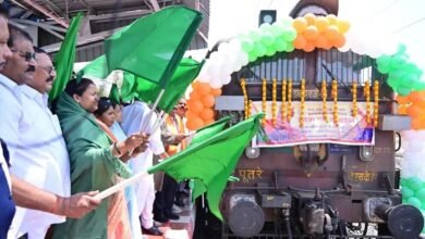 Photo of  मुख्यमंत्री तीर्थ दर्शन योजना : मंत्री लक्ष्मी राजवाड़े ने हरी झंडी दिखाकर विशेष ट्रेन को किया रवाना