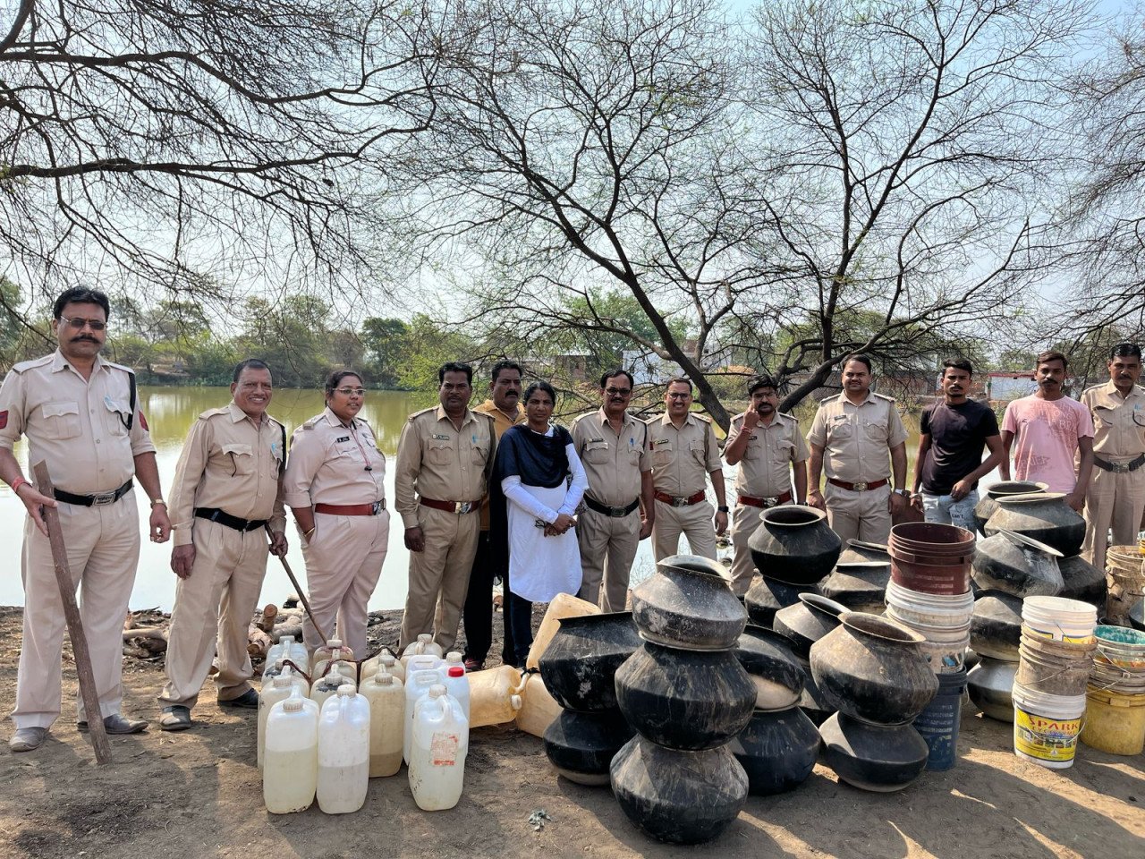 200 liters of Mahua liquor and 4,000 kg of lahan seized in Durg district
